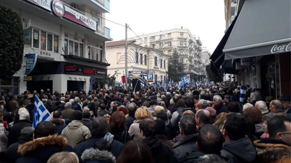 Ολη η Βέροια στον δρόμο για τη Μακεδονία – Πλημμύρισε η πλατεία Δημαρχείου